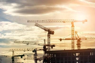 深度解讀《房屋建筑和市政基礎設施工程中推行施工過程結算的實施意見》 改期結算為過程管控，開啟建設工程管理新篇章）\n\n一、引言 一份變革性的行業文件\n\n近年來，隨著我國基礎設施建設和房地產開發進入存量優化與質量提升并行階段，傳統建設工程竣工驗收后一次性結算的模式所導致的結算周期長、爭議高發、糾紛頻現等矛盾日益突出。《房屋建筑和市政基礎設施工程中推行施工過程結算的實施意見》（以下簡稱《實施意見》）正是在這一背景下應運而生，標志著一場建設工程對結算流程深層次重構的開始。\n\n此文件可稱倒逼建筑業從經驗